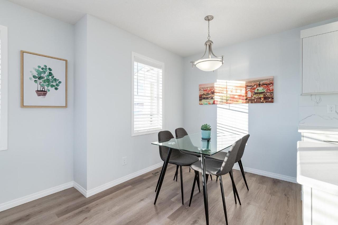 New Home With Ac, Patio And Netflix YYC Dış mekan fotoğraf