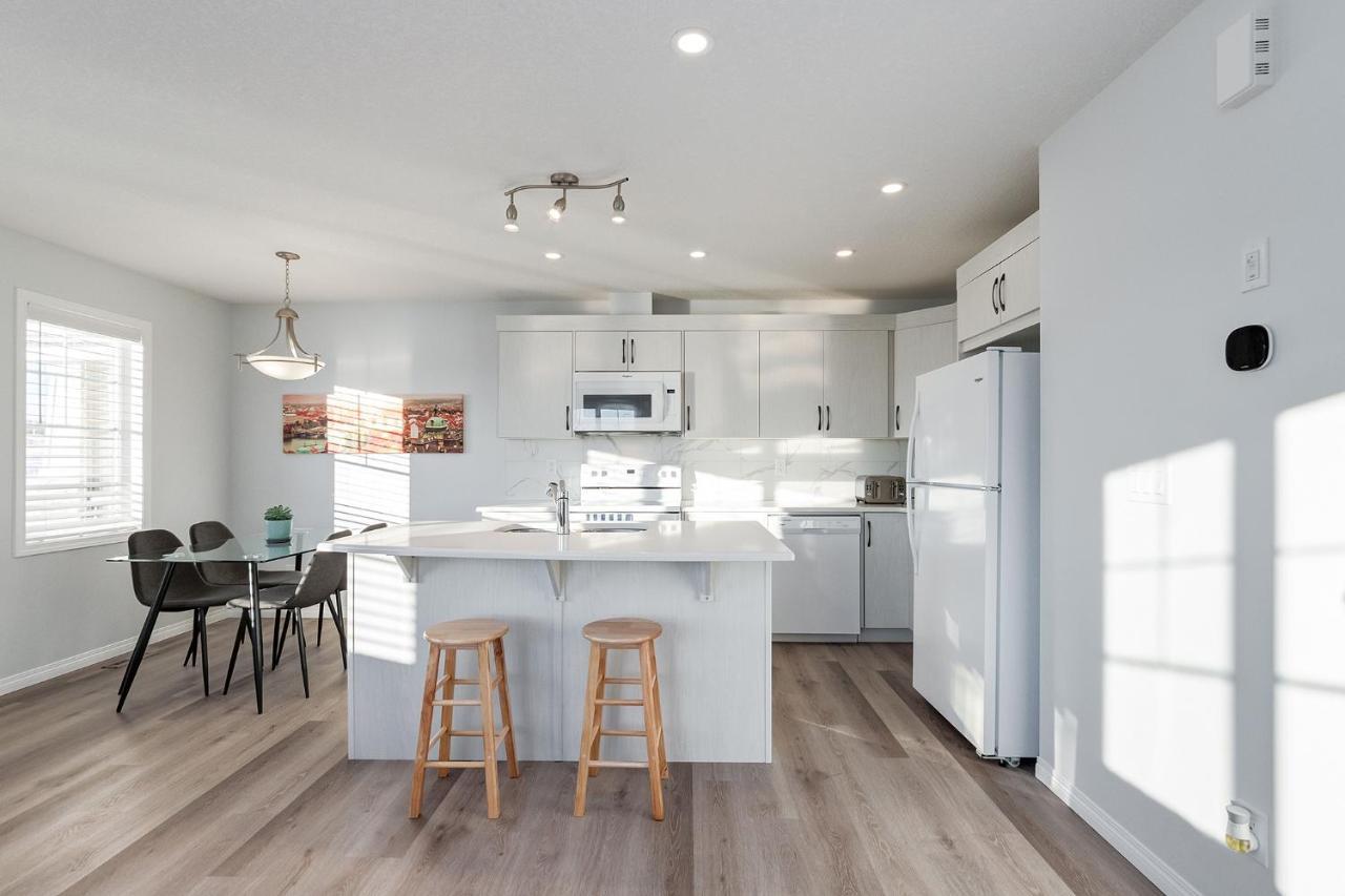 New Home With Ac, Patio And Netflix YYC Dış mekan fotoğraf