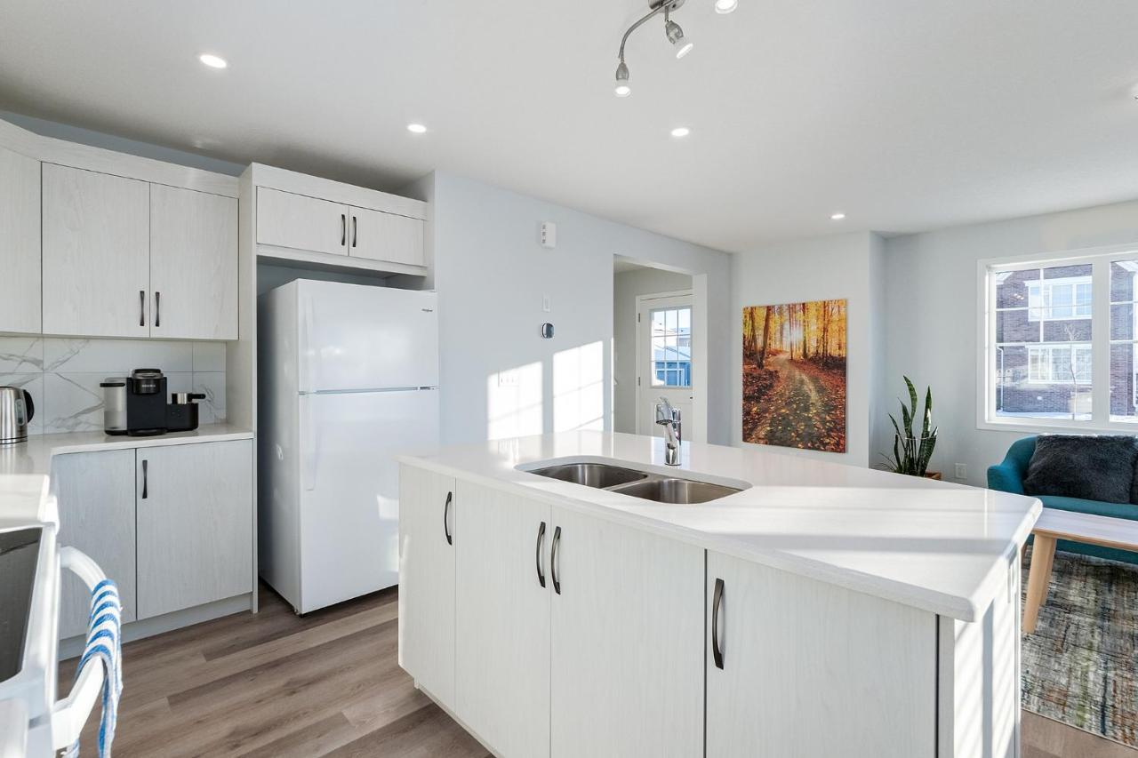 New Home With Ac, Patio And Netflix YYC Dış mekan fotoğraf